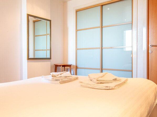 2 bedrooms, desk, laptop workspace, iron/ironing board - Riverside Simplicity: Great Views/secure Parking! (Glasgow)