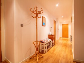 Interior - Riverside Simplicity: Great Views/secure Parking! (Glasgow)