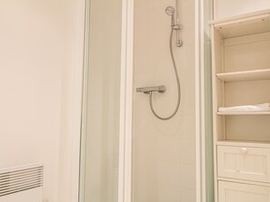 Apartment (2 Bedrooms) | Bathroom shower