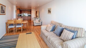 Apartment (2 Bedrooms) | Living area - Riverside Simplicity: Great Views/secure Parking! (Glasgow)