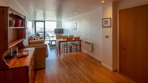 Apartment (2 Bedrooms) | Living area - Riverside Simplicity: Great Views/secure Parking! (Glasgow)