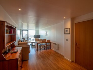 Living area - Riverside Simplicity: Great Views/secure Parking! (Glasgow)