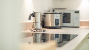 Appartamento (0 Bedroom) | Cucina privata | Forno, piano cottura, pentole/stoviglie/utensili