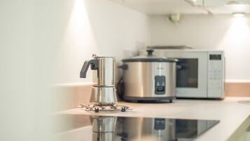 Apartment (0 Bedroom) | Private kitchen | Oven, stovetop, cookware/dishes/utensils