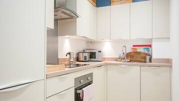 Apartment (0 Bedroom) | Private kitchen | Oven, stovetop, cookware/dishes/utensils