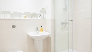 Apartment (0 Bedroom) | Bathroom | Bathtub, towels