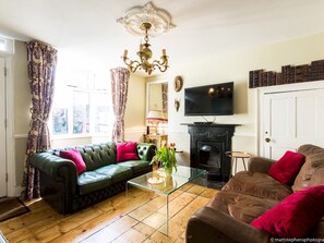 House (4 Bedrooms) | Living room | 40-inch flat-screen TV with digital channels, TV, Netflix - Spectacular 4bdr House in the Heart of Kemptown (Brighton)