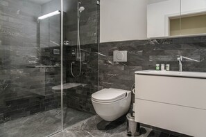 Apartment | Bathroom | Shower, free toiletries, hair dryer, towels - Apartment JungfrauCenter Harder Kulm (Interlaken)