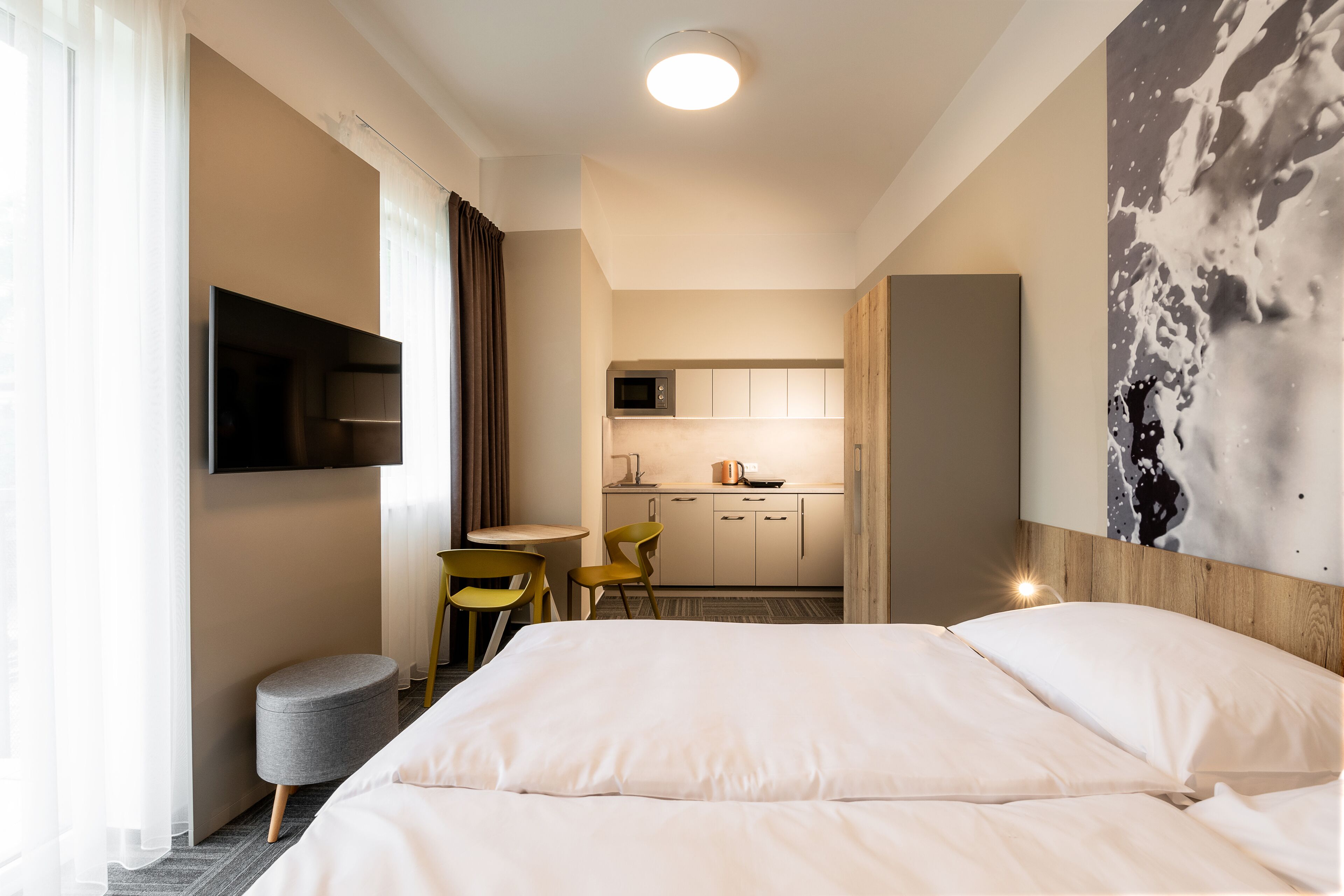 Een koelkast, een microgolfoven, een kookplaat, een vaatwasser