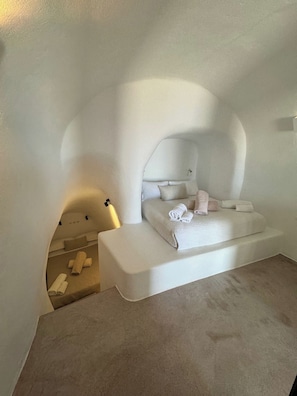 Fisherman's Cave House | Minibar, in-room safe, individually decorated, individually furnished - Spitia Santorini (Santorini)