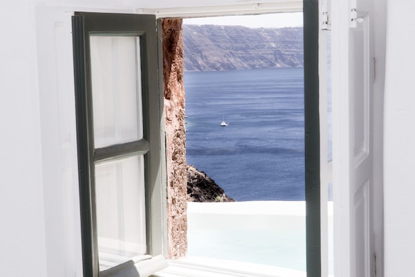 The Volcano Cave House | Minibar, värdeförvaringsskåp på rummet och individuell inredning