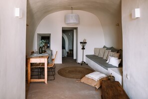 Blue Domes Cave House | Essbereich im Zimmer