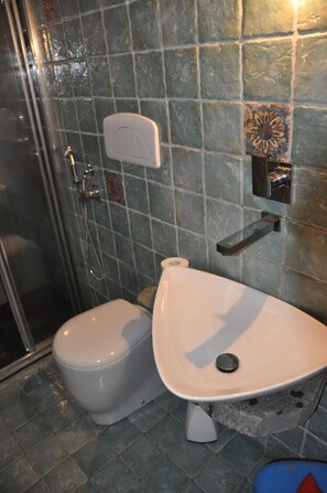 Chuveiro, banheira de hidromassagem, secador de cabelo, toalhas de banho