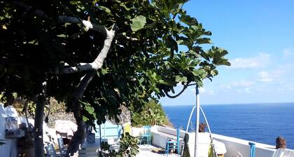 Terrasse und Garten mit Blick auf Stromboli und Panarea,