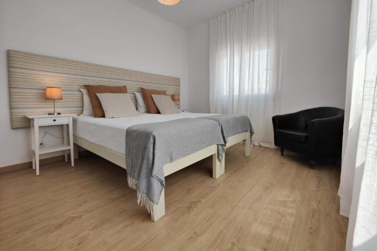WiFi (free), bed sheets