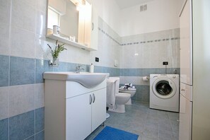 Douche, sèche-cheveux, bidet, serviettes fournies