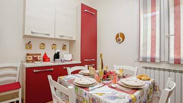 Family Apartment, Multiple Bedrooms (Villa Mimosa - Appartamento 1) | Dining