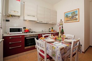 Full-size fridge, microwave, oven, stovetop