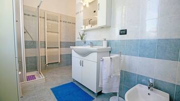 Family Apartment, Multiple Bedrooms (Villa Mimosa - Appartamento 1) | Bathroom | Shower, hair dryer, bidet, towels