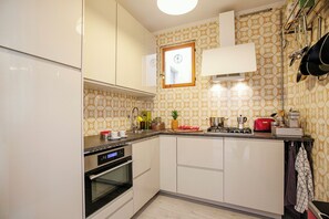 Familienapartment, Mehrere Schlafzimmer, Seeseite (Spiaggia Azzurro -lakeside with) | Eigene Küche | Großer Kühlschrank, Mikrowelle, Ofen, Herdplatte