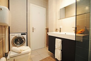 Family Apartment, Multiple Bedrooms, Lakeside (Spiaggia Azzurro -lakeside with) | Bathroom - Spiaggia Azzurro -lakeside with terrace (Toscolano Maderno)