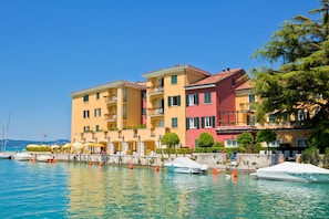 Exterior - Spiaggia Azzurro -lakeside with terrace (Toscolano Maderno)