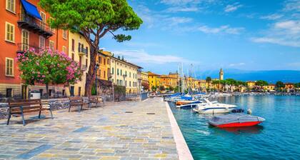 Spiaggia Azzurro -lakeside with terrace