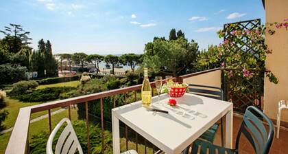 Spiaggia Azzurro -lakeside with terrace