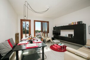 Appartamento familiare, 2 camere da letto, balcone, lato lago (Spiaggia Azzurro -lakeside with) | Area soggiorno | TV a schermo piatto 22 pollici con canali digitali, TV, lettore DVD