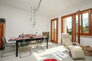 Family Apartment, Multiple Bedrooms, Lakeside (Spiaggia Azzurro -lakeside with) | Dining