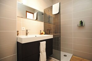 Familienapartment, Mehrere Schlafzimmer, Seeseite (Spiaggia Azzurro -lakeside with) | Badezimmer | Dusche, Haartrockner, Bidet, Handtücher