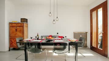 Familienapartment, Mehrere Schlafzimmer, Seeseite (Spiaggia Azzurro -lakeside with) | Speisen