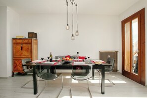 Familienapartment, Mehrere Schlafzimmer, Seeseite (Spiaggia Azzurro -lakeside with) | Speisen