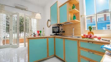 Departamento familiar, 2 habitaciones (Appartamento Bella Vista) | Cocina privada | Refrigerador con congelador, microondas, horno y parrilla de estufa