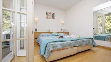 Family Apartment, 2 Bedrooms (Appartamento Bella Vista) | 2 bedrooms, bed sheets