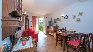 Family Apartment, 1 Bedroom, Terrace (Casa Emma with Pool, Garden and) | Interior - Casa Emma with Pool (Sirmione)