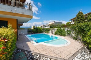 家庭公寓, 1 间卧室, 露台 (Casa Emma with Pool) | 泳池 | 季节性开放的室外游泳池，日光浴躺椅