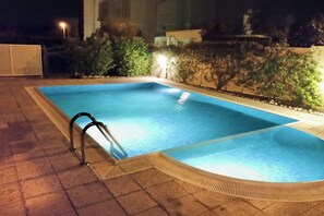 Piscine extérieure (ouverte en saison), chaises longues