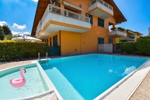 家庭公寓, 1 间卧室, 露台 (Casa Emma with Pool) | 泳池 | 季节性开放的室外游泳池，日光浴躺椅