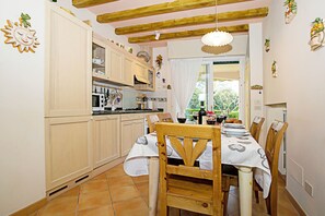 Family Townhome, 3 Bedrooms, 2 Bathrooms, Mountainside (Casa Prais With Pool) | Private kitchen | Full-size fridge, microwave, oven, stovetop