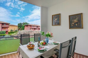 Outdoor dining - Casa Milly (Desenzano del Garda)