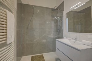 Shower, rainfall showerhead, hair dryer, bidet - Casa Milly (Desenzano del Garda)