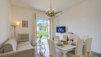 Familienapartment, Mehrere Schlafzimmer (Casa Milly) | Wohnbereich | 32-Zoll-Flachbildfernseher mit Kabelempfang, Fernseher