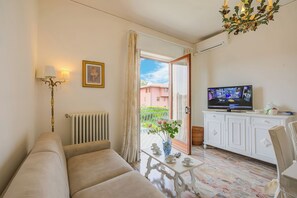 Family Apartment, Multiple Bedrooms (Casa Milly) | Living area | 32-inch flat-screen TV with cable channels, TV - Casa Milly (Desenzano del Garda)