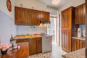 Departamento familiar, varias habitaciones (Casa Milly) | Cocina privada | Refrigerador, microondas, horno y parrilla de estufa