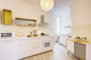 Family Apartment, 1 Bedroom, Microwave, Lakeside (Appartamento di Tommaso) | Private kitchen | Full-size fridge, microwave, oven, stovetop