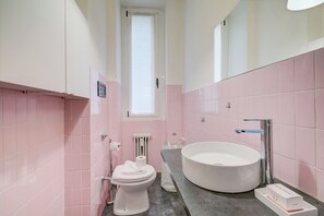 Family Apartment, Multiple Bedrooms, Lakeside (Appartamento di Tommaso) | Bathroom