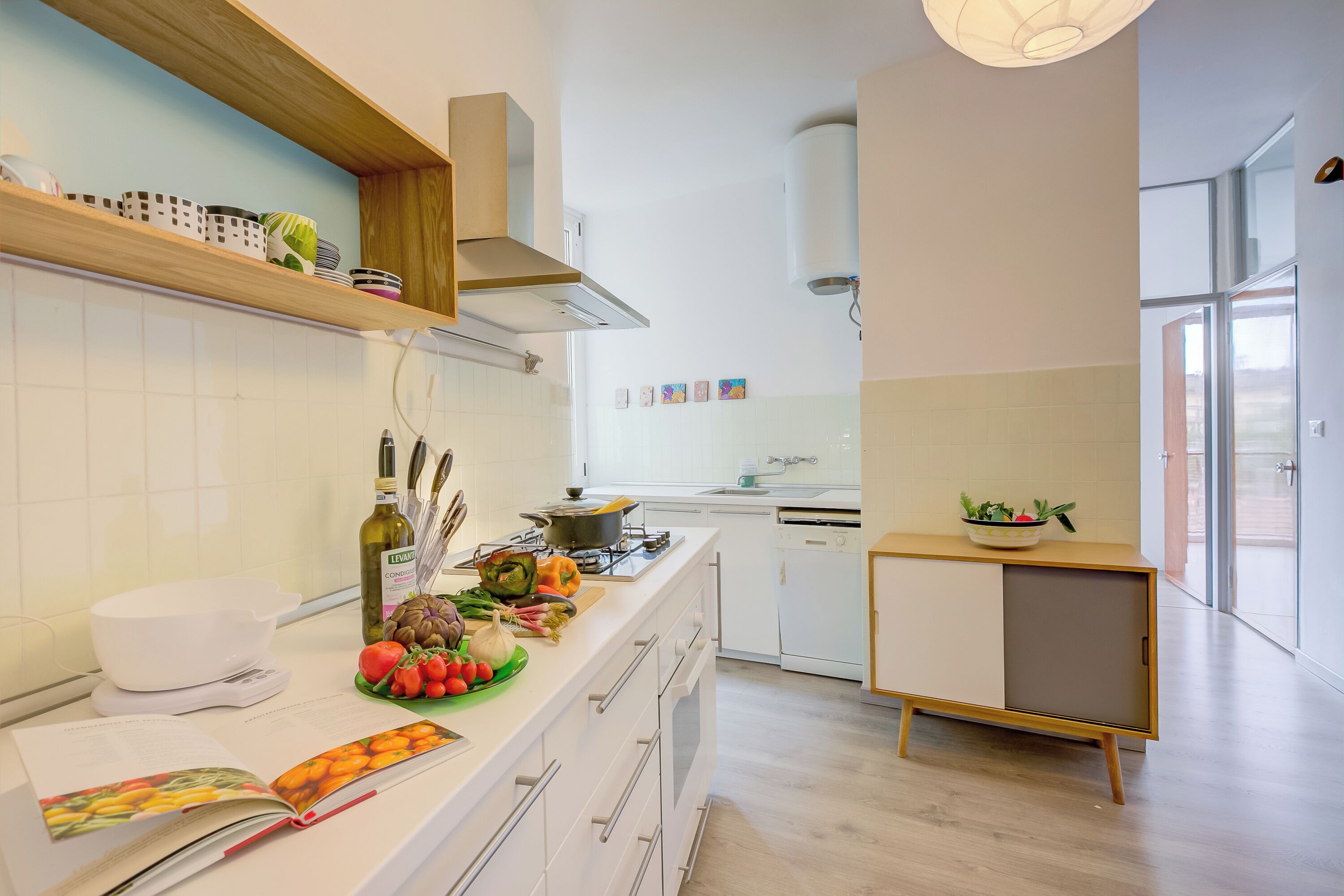 Lemari es besar, microwave, oven, dan kompor