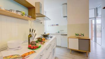 Lemari es besar, microwave, oven, dan kompor