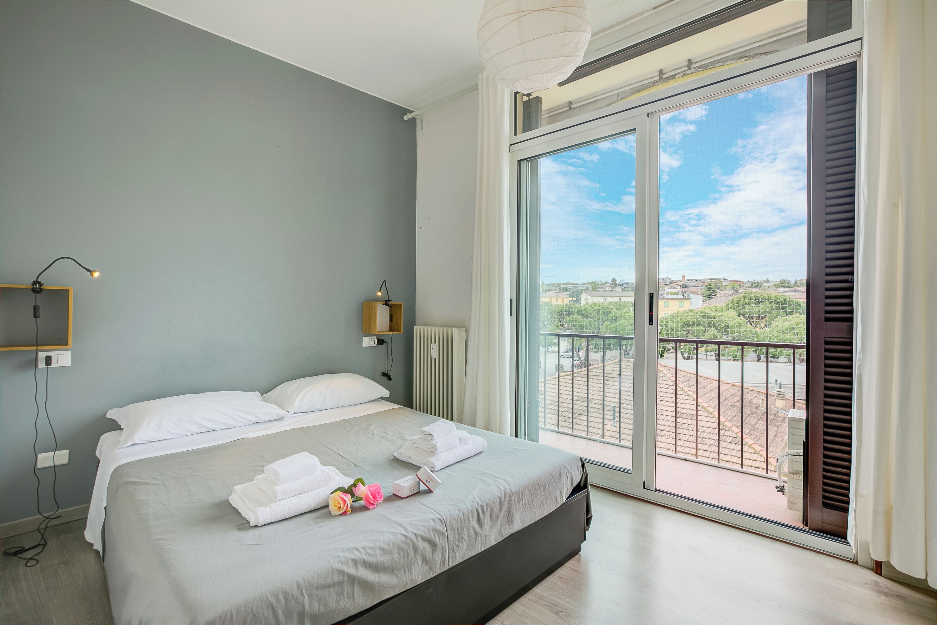 Familienapartment, Mehrere Schlafzimmer, Seeseite (Appartamento di Tommaso) | 1 Schlafzimmer, Bügeleisen/Bügelbrett, Bettwäsche